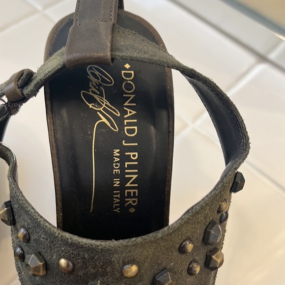 Gorgeous olive green studded strappy heels - Picture 5 of 6